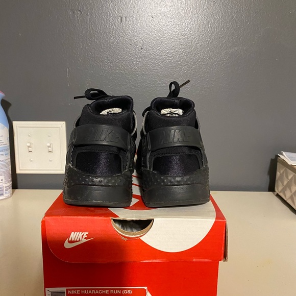 Size 5Y Nike huarache black - Picture 3 of 6